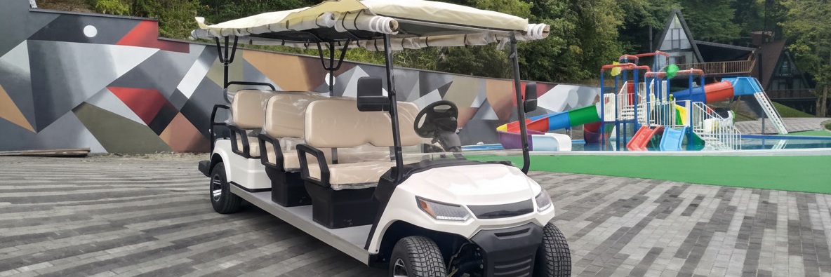 Гольфкар на фоне гольф-клуба